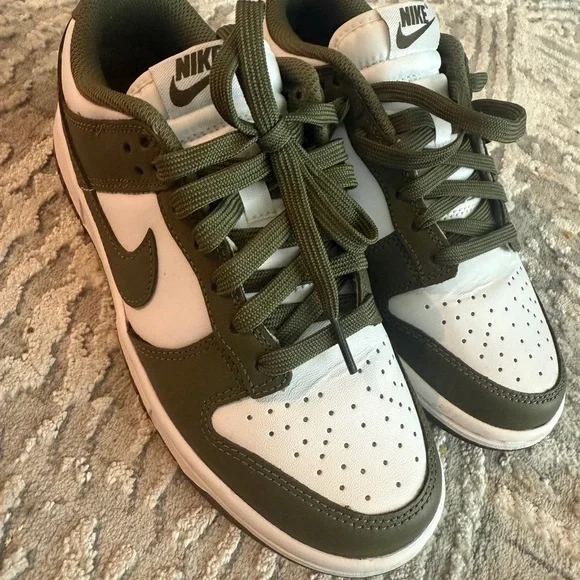 Nike Green and White Sneakers Classic Design - Picture 4 of 5